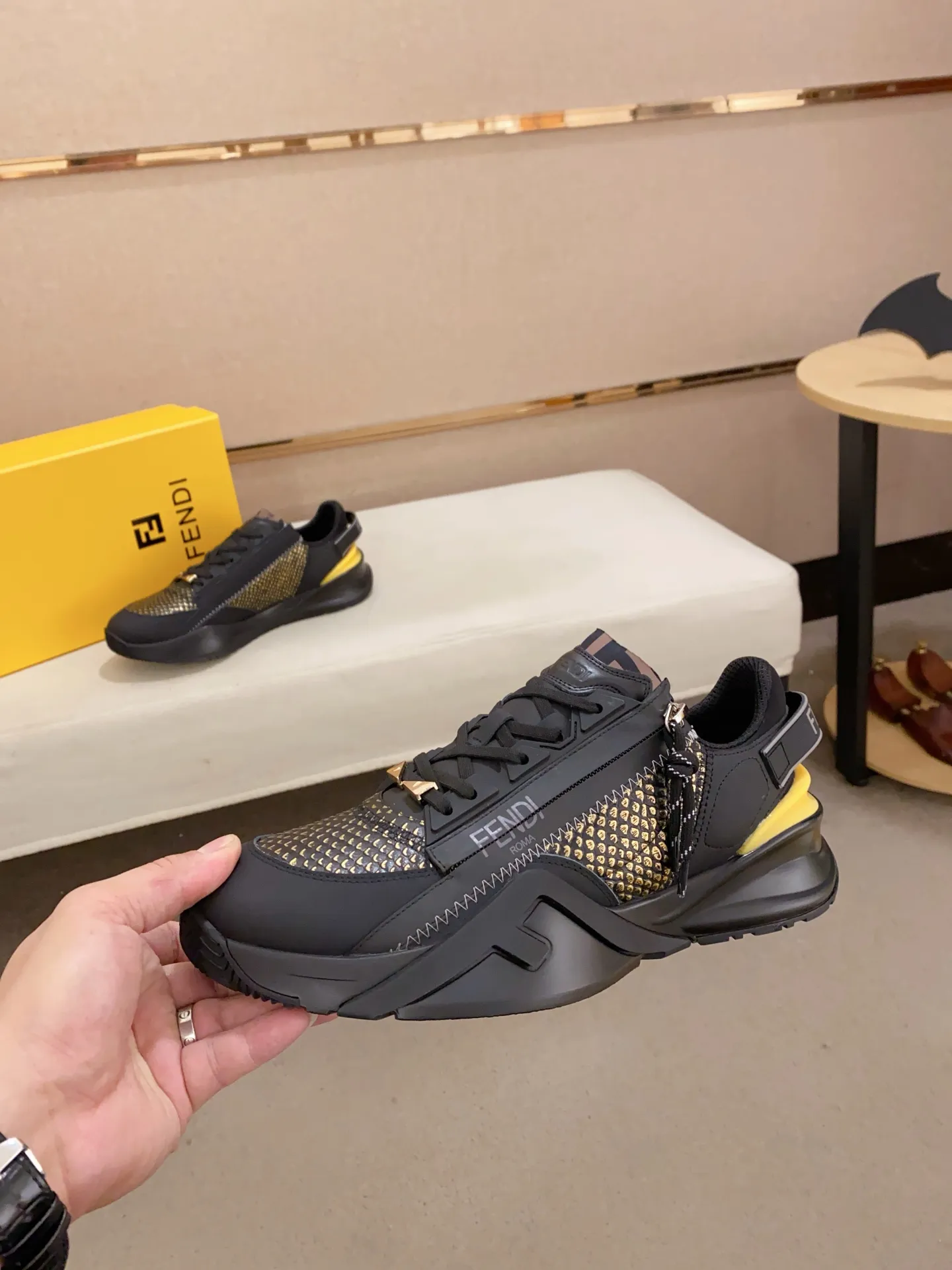 Men's shoes💰: 540💰(Higher version) [Fendi] Fendi's latest casual shoes for men! Available at counters simultaneously! A one-to-one replica of the original. Made entirely of imported top-grain calfskin, the interior is made of top-grain water-dyed cowhide, and the original factory-supplied rubber outsole. Leading new fashion concepts. Matching code: 38-44. 45 can be customized and non-returnable!